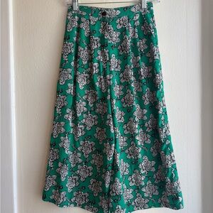 Chic Green Floral Capris